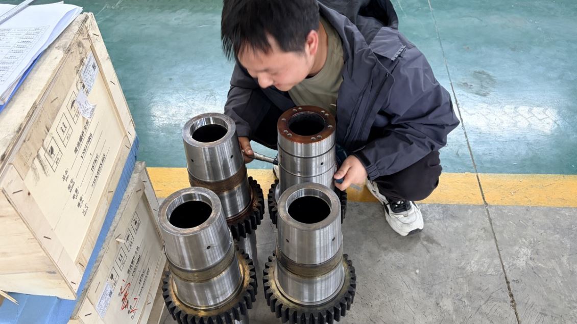 重庆宏工质量部工作人员正在对回厂的配件进行检�?><br></p><p>&nbsp;&nbsp;&nbsp;&nbsp;&nbsp;&nbsp;&nbsp;&nbsp;<span style=
