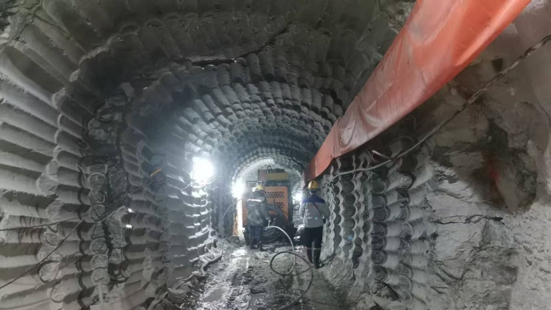 重庆宏工机械水磨钻机矿洞施工现场