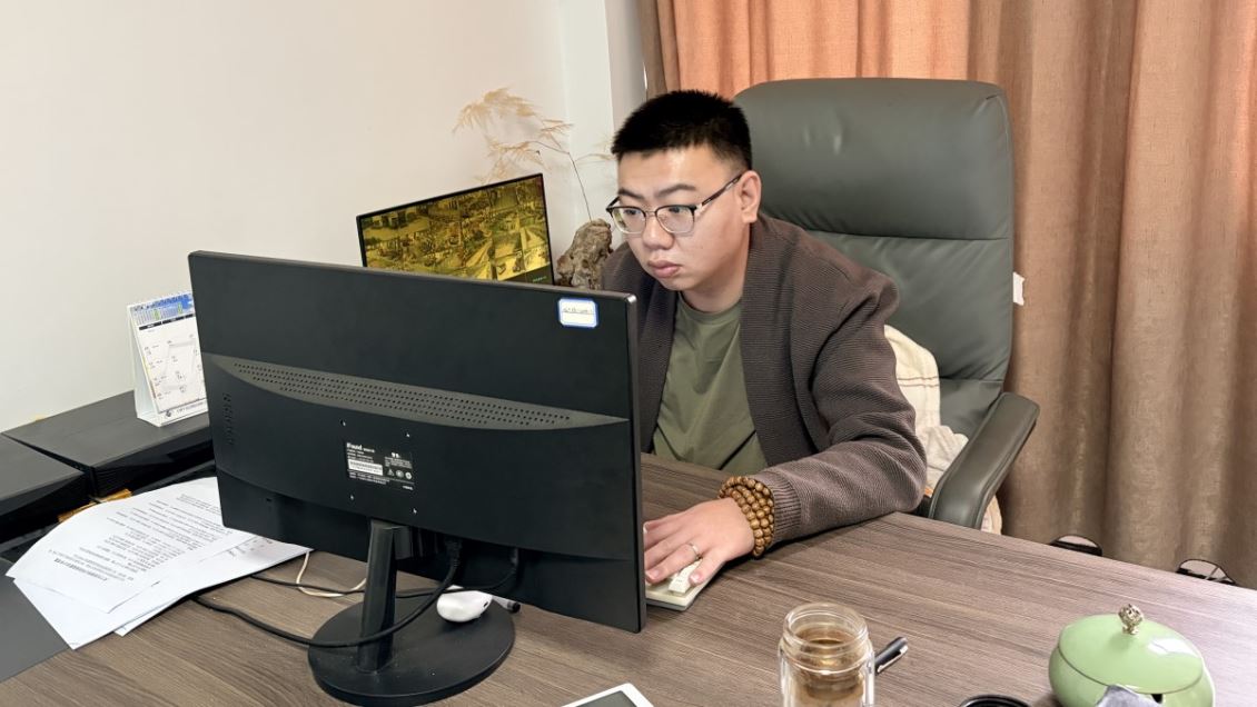 重庆宏工机械总经理助理刘治懋同志